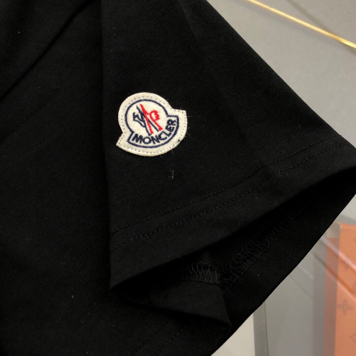 日本未入荷 モンクレール 偽物通販 の刺繍ロゴラウンドネック半袖Tシャツ