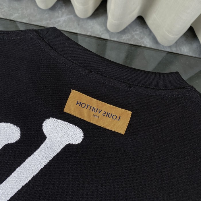 一目惚れ♪ ルイヴィトン コピー 25 ssクラシックなオールドフラワーのアルファベットロゴ落書き半袖Tシャツ