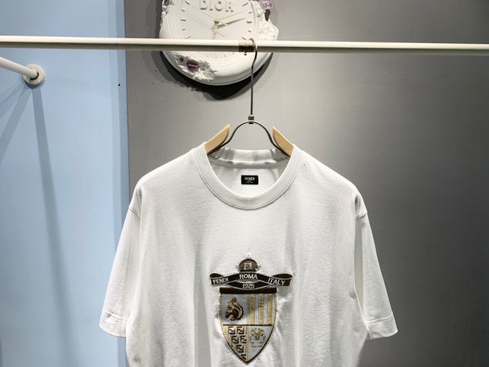 超奇跡の入荷☆ フェンディ 激安偽物 2025SSのシールドワッペン刺繍ラウンドネック半袖Tシャツ