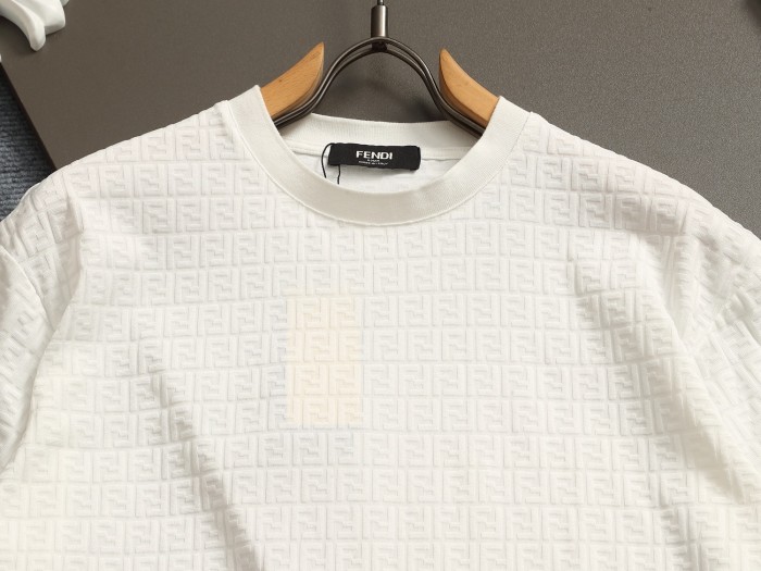 日本未入荷 フェンディ 激安通販 2025SSのクラシックな戦馬プリントロゴの暗紋タオル刺繍アルファベットロゴTシャツ
