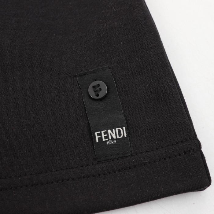 【限定】フェンディ 偽物通販  2025SSのFFロゴ半袖Tシャツ
