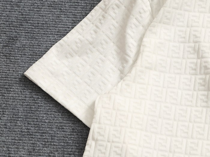 日本未入荷 フェンディ 激安通販 2025SSのクラシックな戦馬プリントロゴの暗紋タオル刺繍アルファベットロゴTシャツ