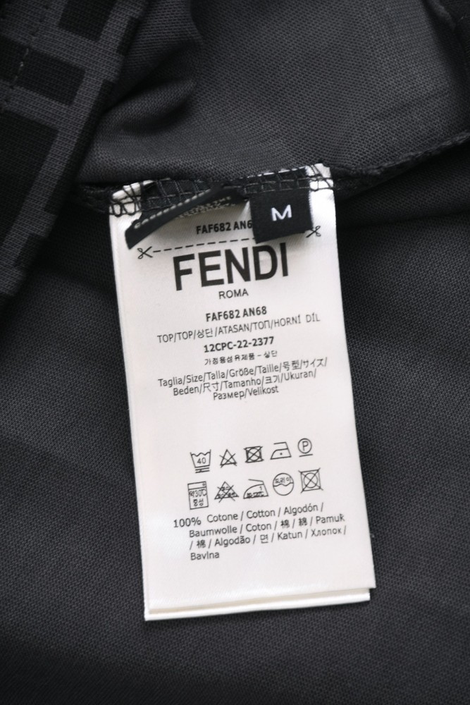 高品質 フェンディ スーパーコピー  2025のカラー襟元いっぱいの花の丸首がおしゃれな半袖Tシャツ