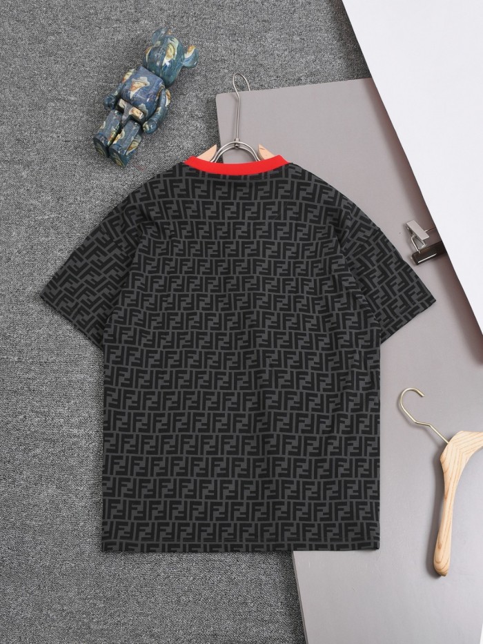 高品質 フェンディ スーパーコピー  2025のカラー襟元いっぱいの花の丸首がおしゃれな半袖Tシャツ
