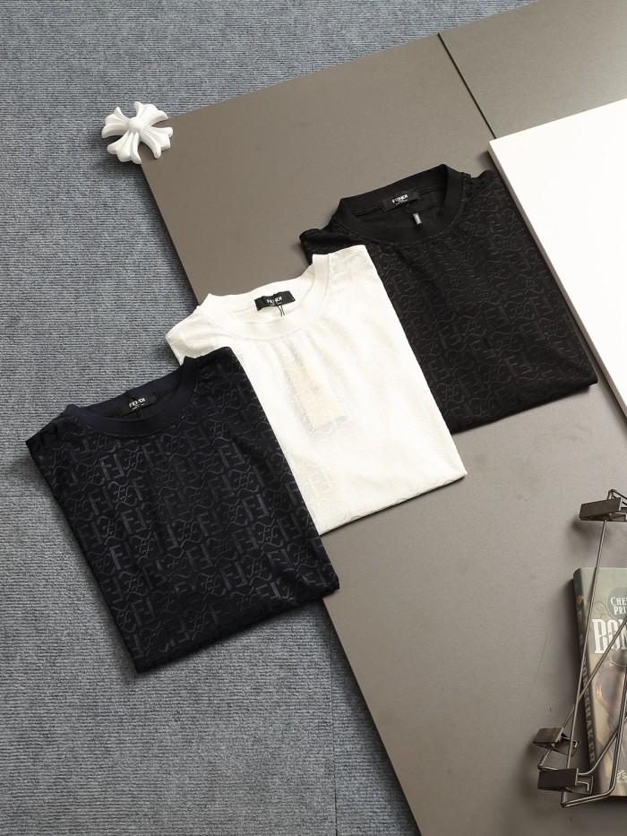 新作フェンディ n級品 2025SSのクラシックな戦馬プリントロゴの暗紋タオル刺繍アルファベットロゴTシャツ