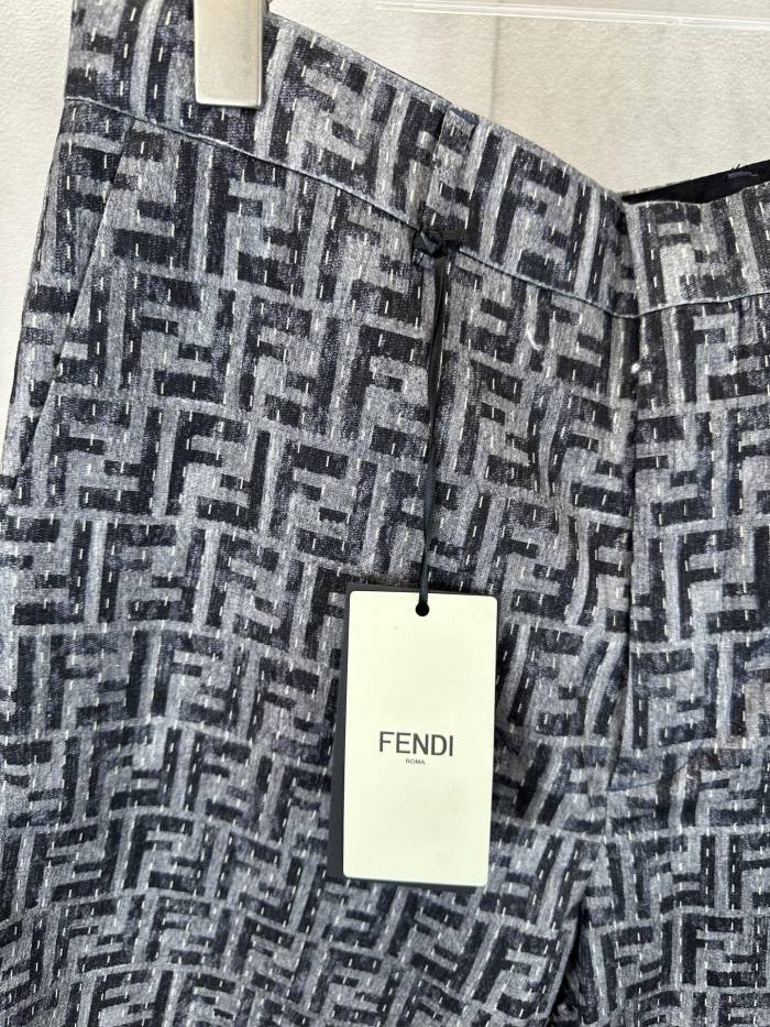 稀少 フェンディ 激安偽物 の明かりのラインがたっぷりプリントされたジャカードFFショーツ