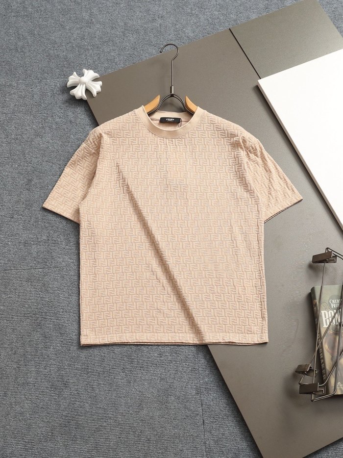 追跡付 フェンディ スーパーコピー 2025SSのクラシックな戦馬プリントロゴの暗紋タオル刺繍アルファベットロゴTシャツ
