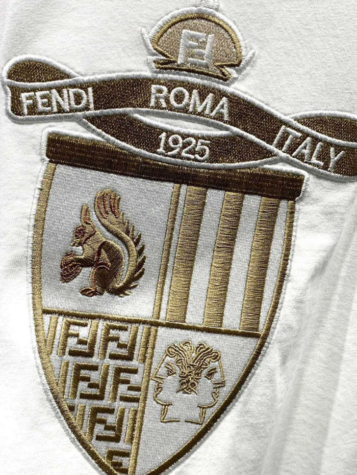 超奇跡の入荷☆ フェンディ 激安偽物 2025SSのシールドワッペン刺繍ラウンドネック半袖Tシャツ