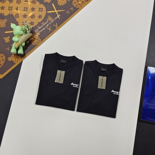 高品質 バレンシアガ 偽物通販 の2025 SS胸にイニシャルの新ロゴ刺繍半袖Tシャツ