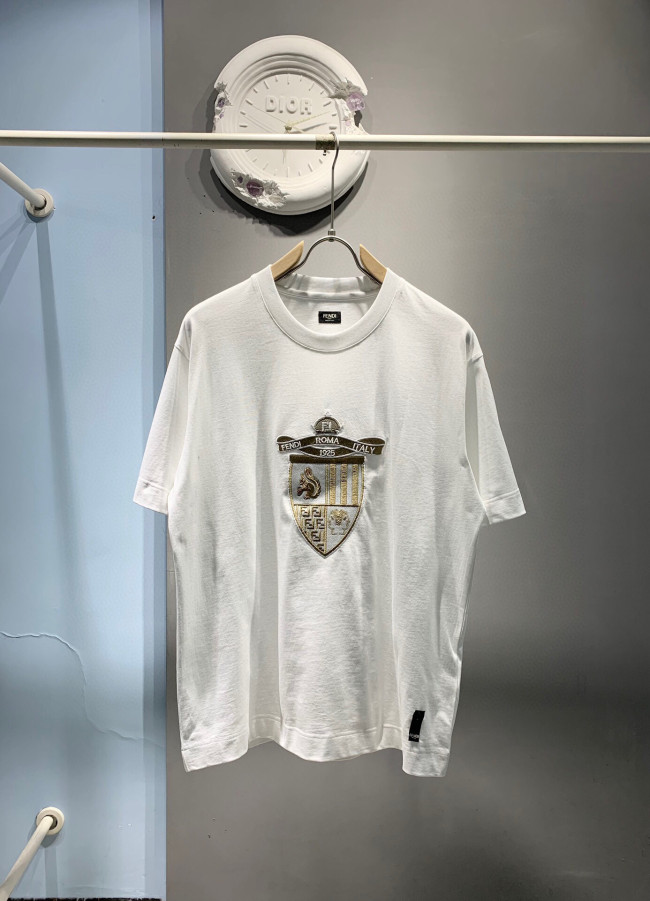 超奇跡の入荷☆ フェンディ 激安偽物 2025SSのシールドワッペン刺繍ラウンドネック半袖Tシャツ