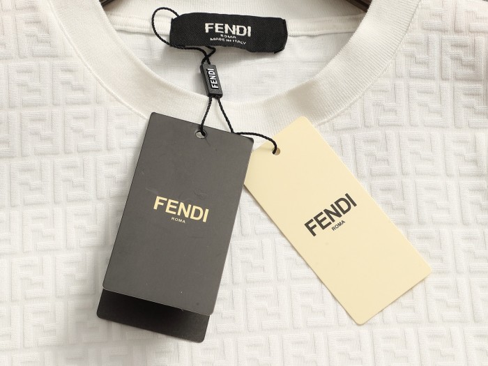 日本未入荷 フェンディ 激安通販 2025SSのクラシックな戦馬プリントロゴの暗紋タオル刺繍アルファベットロゴTシャツ