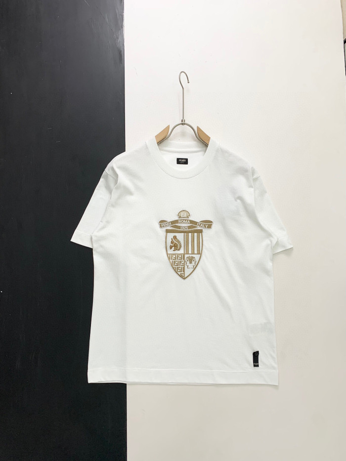 超奇跡の入荷☆ フェンディ 激安偽物 2025SSのシールドワッペン刺繍ラウンドネック半袖Tシャツ