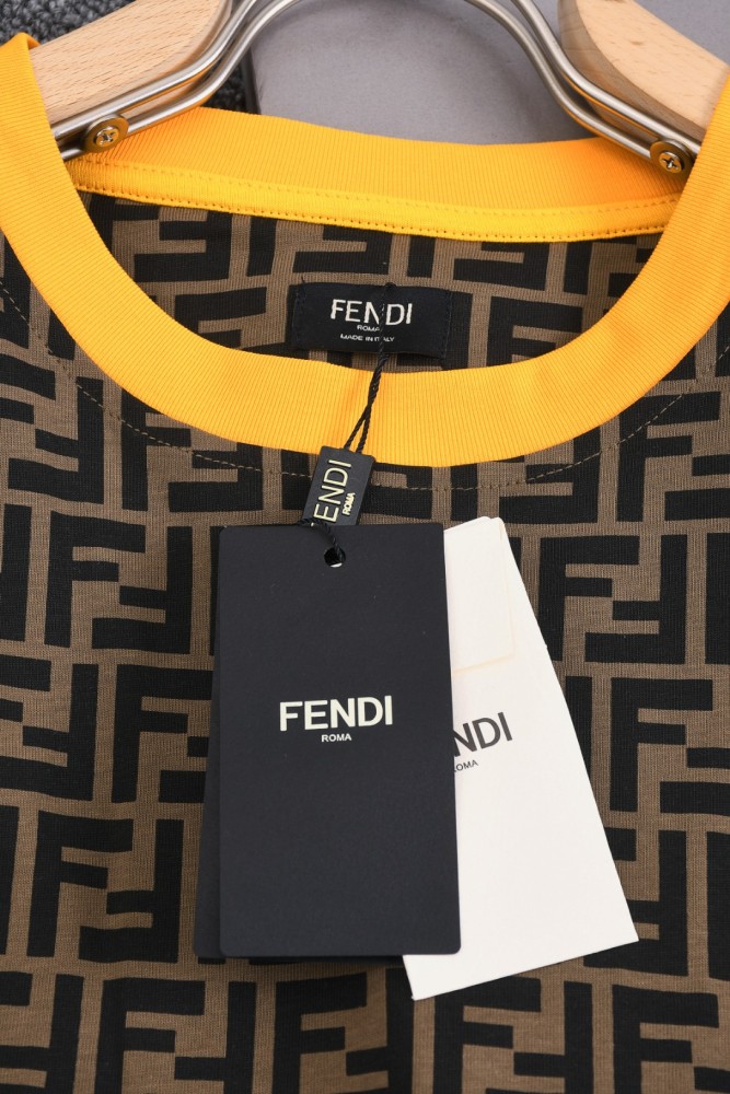 ★超人気 フェンディ n級品 2025のカラー襟元いっぱいの花の丸首がおしゃれな半袖Tシャツ