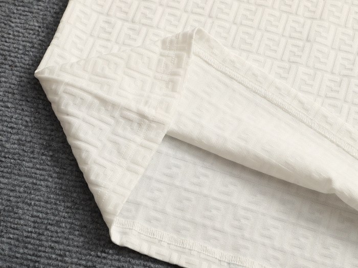日本未入荷 フェンディ 激安通販 2025SSのクラシックな戦馬プリントロゴの暗紋タオル刺繍アルファベットロゴTシャツ