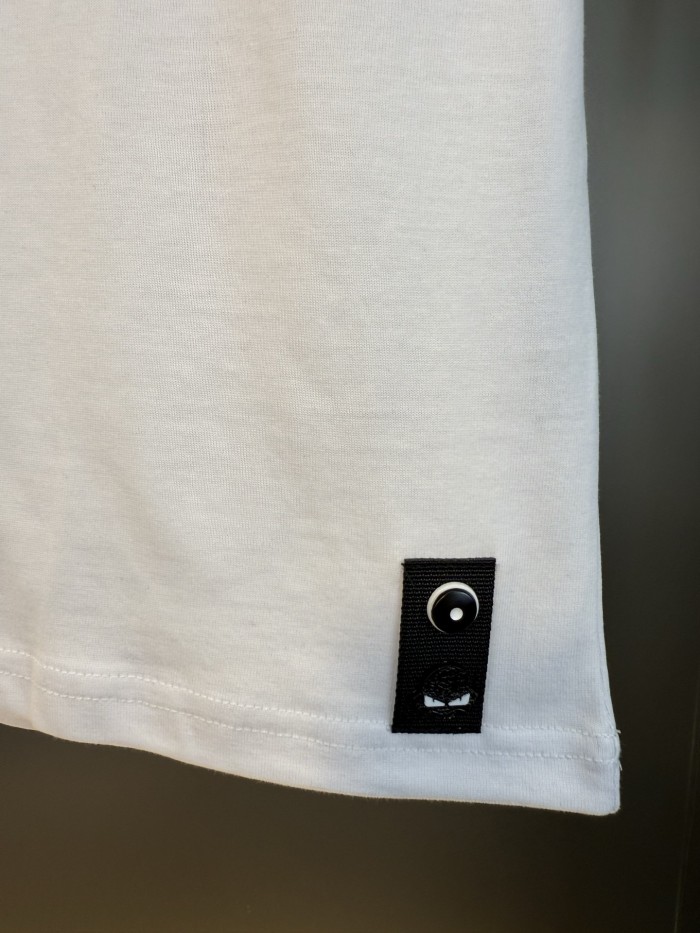 入手困難 フェンディ コピー 2025SSの定番リトルモンスター目もと半袖Tシャツ2色