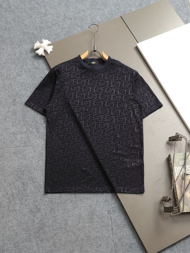 新作フェンディ n級品 2025SSのクラシックな戦馬プリントロゴの暗紋タオル刺繍アルファベットロゴTシャツ