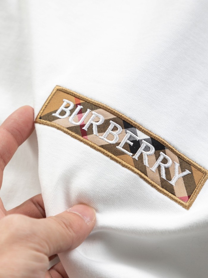 日本未入荷 バーバリー 激安偽物 刺繍二重袖背格子貼布の精巧で美しい重工芸Tシャツ