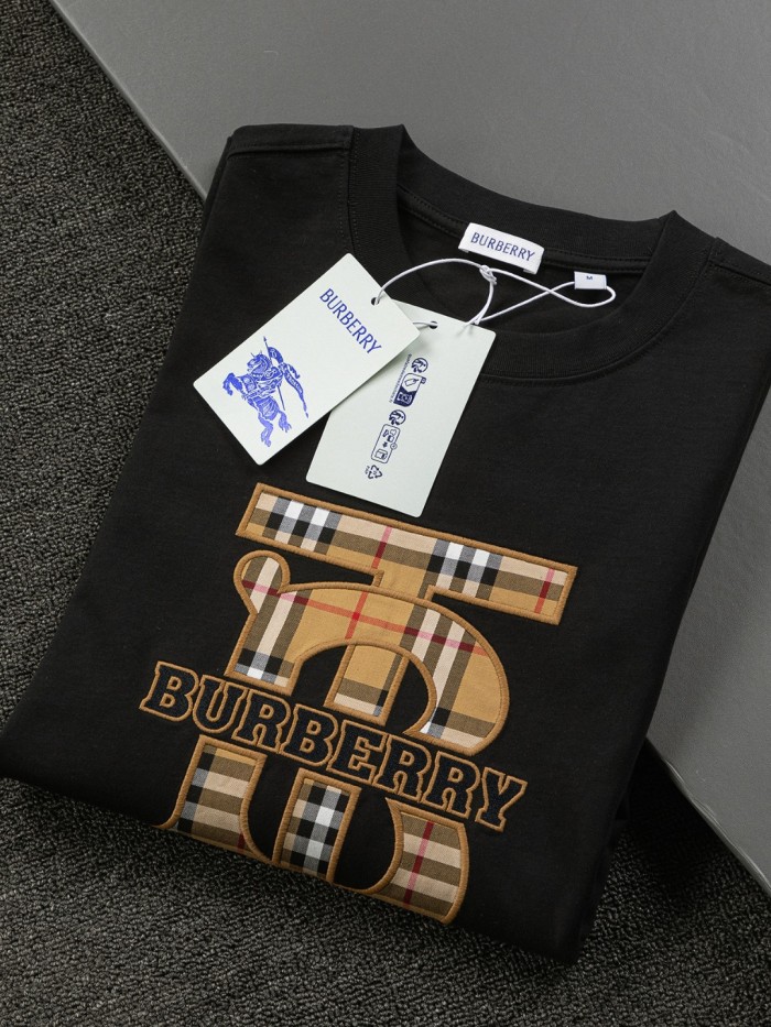 追跡付 バーバリー 偽物通販 アルファベット刺繍二重袖背格子貼布の精巧で美しい重工芸Tシャツ
