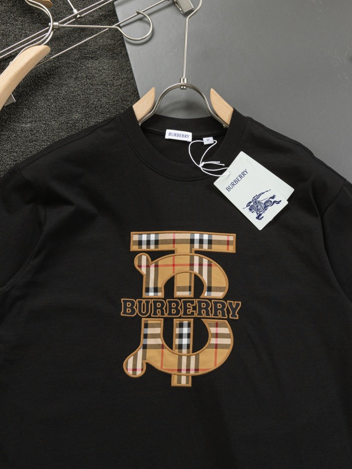 追跡付 バーバリー 偽物通販 アルファベット刺繍二重袖背格子貼布の精巧で美しい重工芸Tシャツ