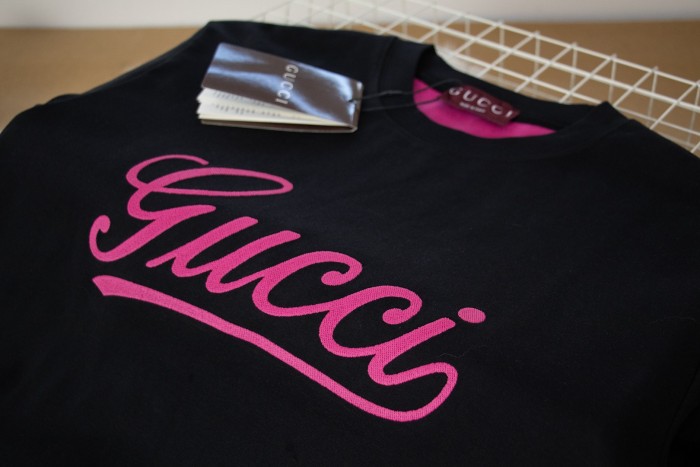 【話題商品！】グッチ n級品 Gucciネチャー刺繍半袖Tシャツ