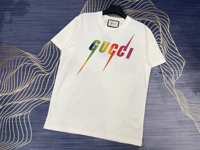稀少 グッチ 激安通販 Gucci プリントアルファベットロゴラウンドネック半袖Tシャツ2色