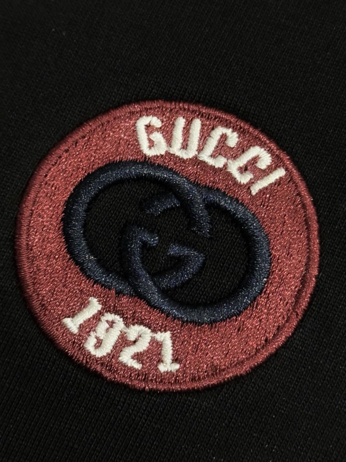 日本未入荷 グッチ n級品 Gucciの前後に刺繍された丸首半袖Tシャツ