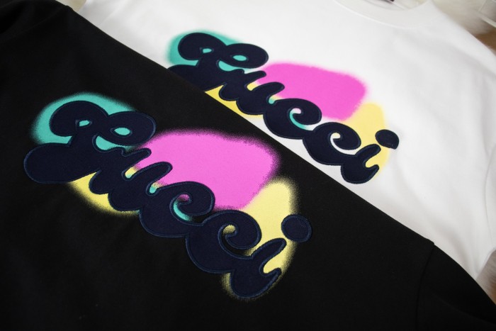 追跡付 グッチ 激安偽物 Gucciカラープリント刺繍手描きアルファベットコットン半袖Tシャツ2色