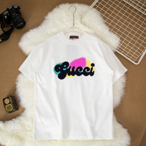 追跡付 グッチ 激安偽物 Gucciカラープリント刺繍手描きアルファベットコットン半袖Tシャツ2色