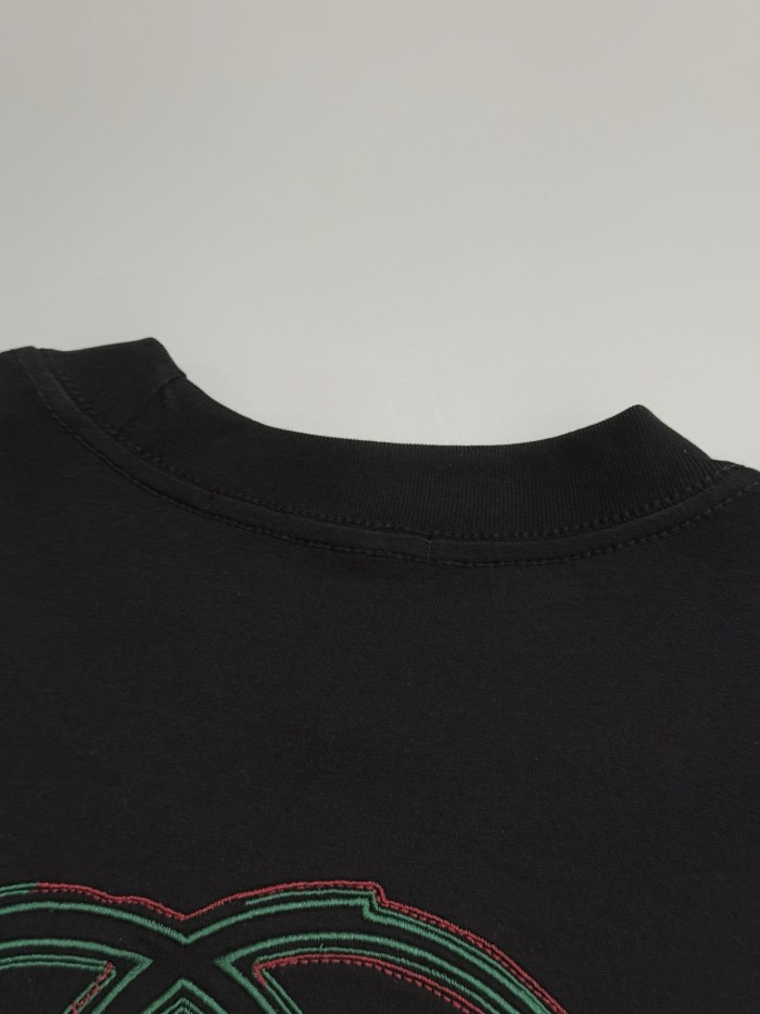 日本未入荷 グッチ n級品 Gucciの前後に刺繍された丸首半袖Tシャツ