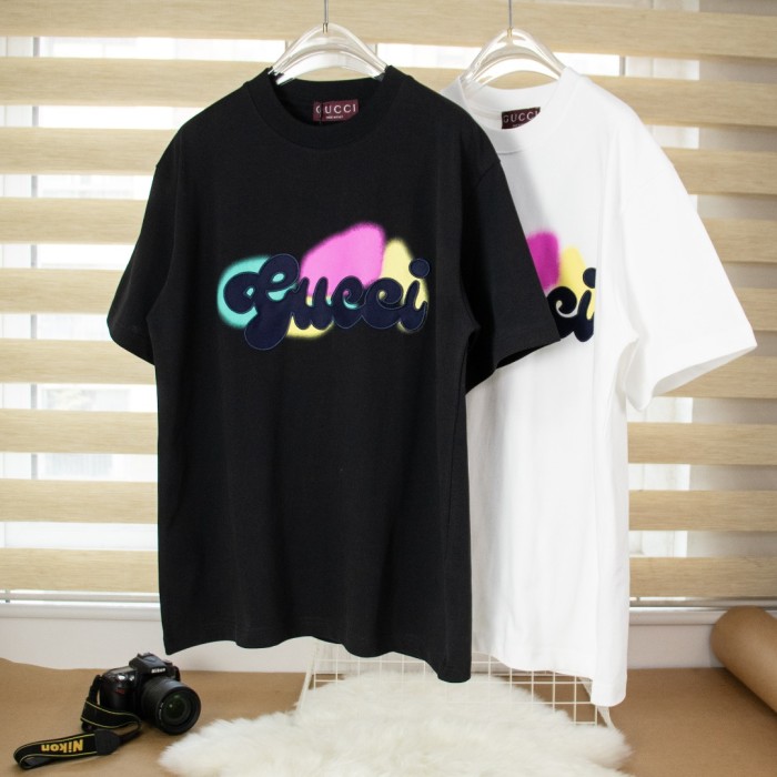 追跡付 グッチ 激安偽物 Gucciカラープリント刺繍手描きアルファベットコットン半袖Tシャツ2色