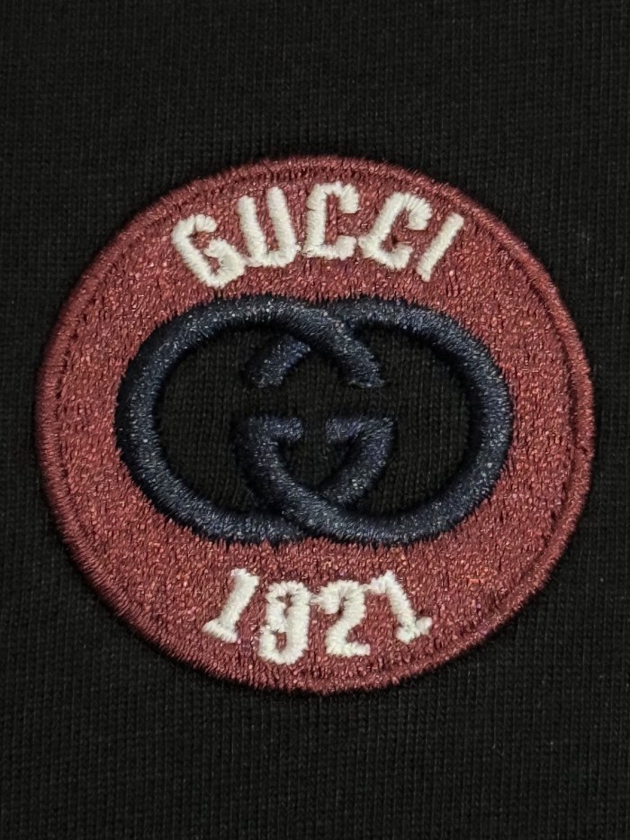 日本未入荷 グッチ n級品 Gucciの前後に刺繍された丸首半袖Tシャツ