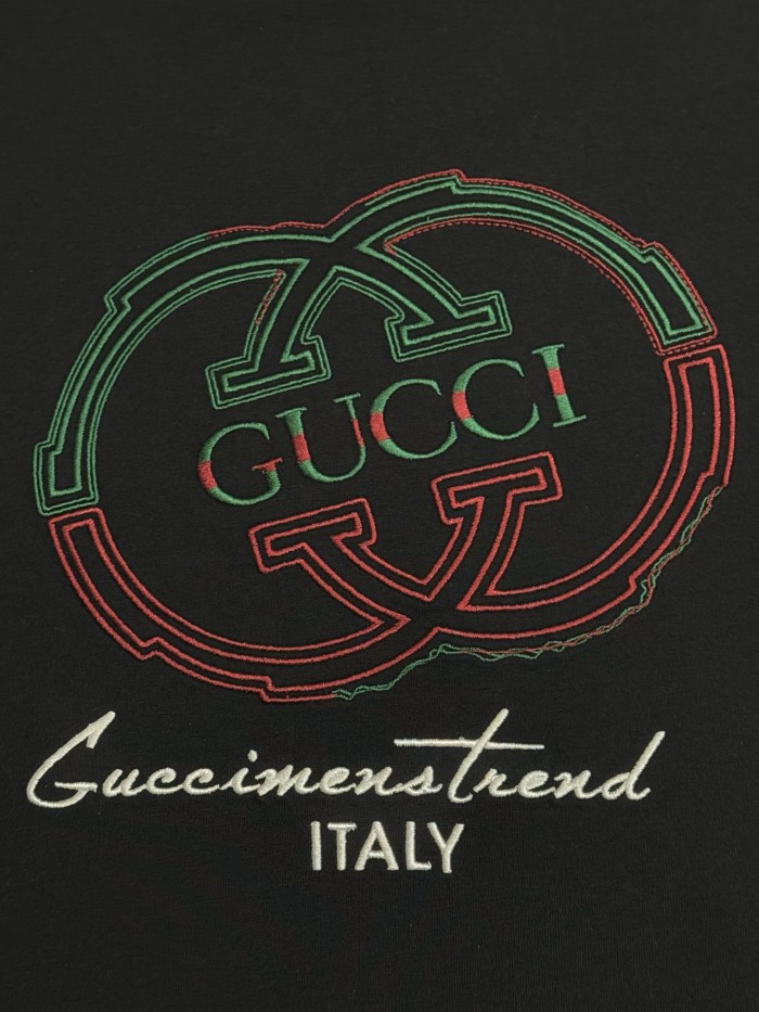 日本未入荷 グッチ n級品 Gucciの前後に刺繍された丸首半袖Tシャツ