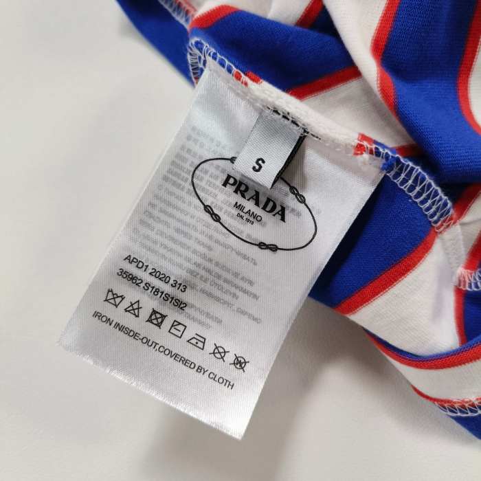 【限定】 プラダ  激安偽物 ストライプ刺繍ロゴ半袖Tシャツ