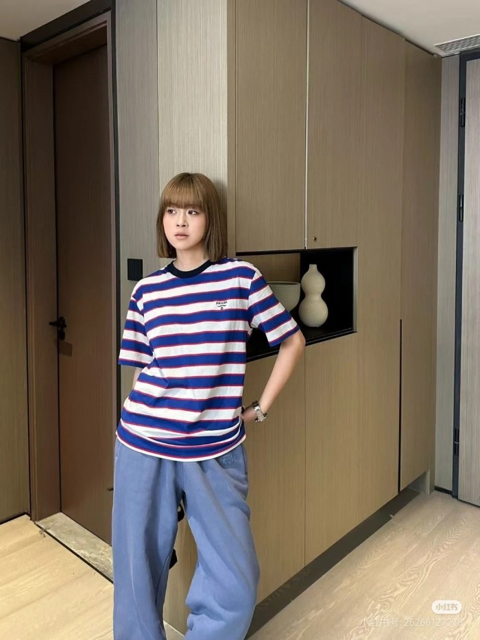 【限定】 プラダ  激安偽物 ストライプ刺繍ロゴ半袖Tシャツ