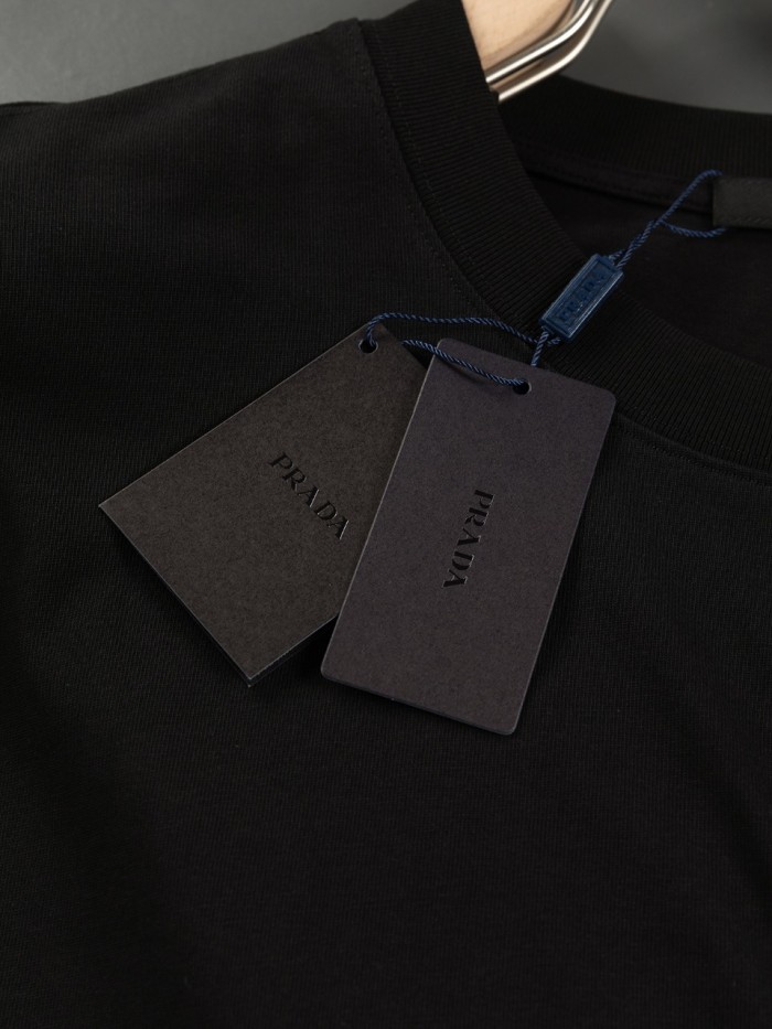 ★超人気 プラダ n級品 25 ssの新しい胸元のメタル三角標プリントの半袖Tシャツ