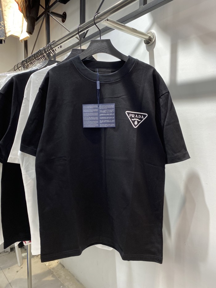 入手困難 プラダ 偽物通販  定番三角標字子小標印象半袖Tシャツ2色