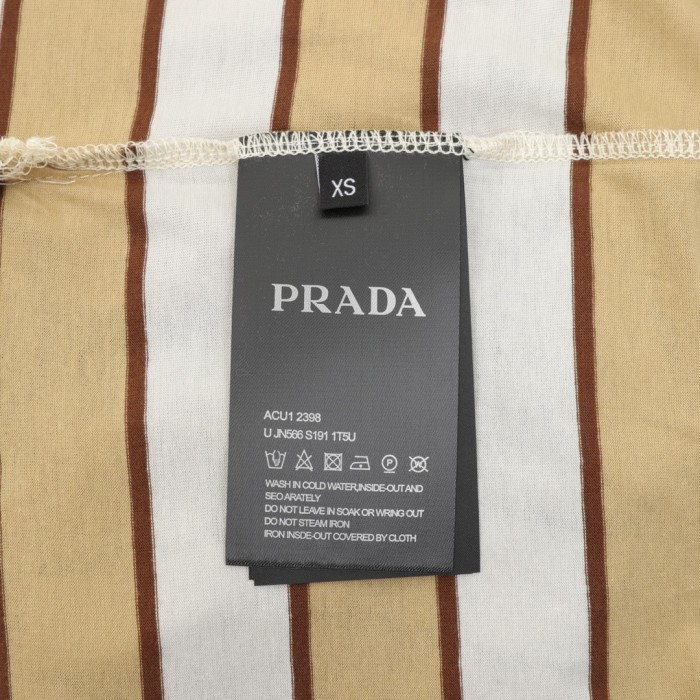 日本未入荷 プラダ 激安通販 ストライプ刺繍アルファベットポロシャツ
