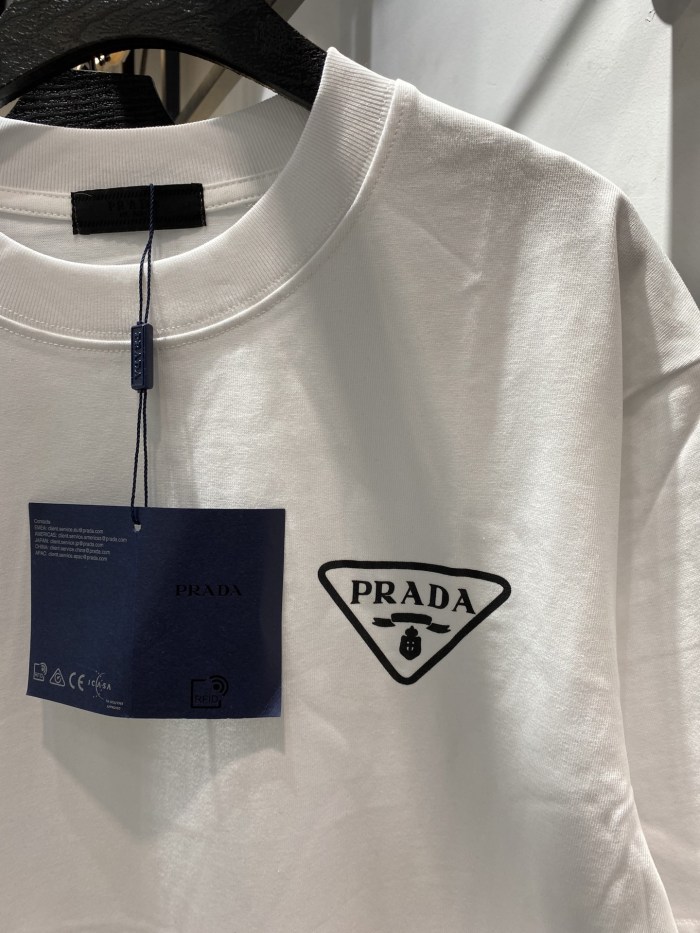 入手困難 プラダ 偽物通販  定番三角標字子小標印象半袖Tシャツ2色