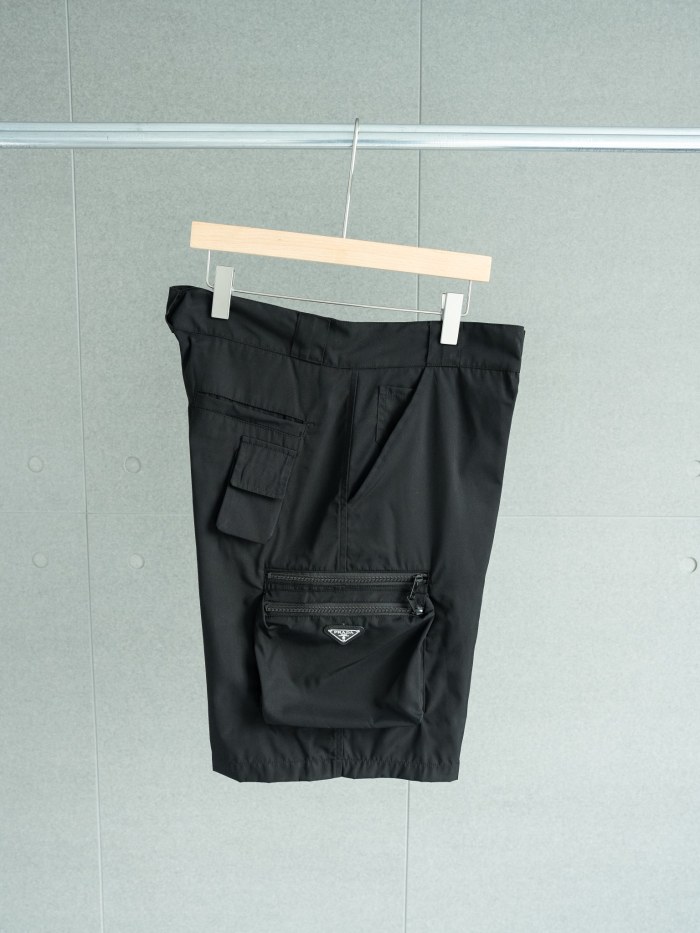 日本未入荷 プラダ コピーおすすめ 25 ssトライアングルマルチポケット機能付きワークショーツ