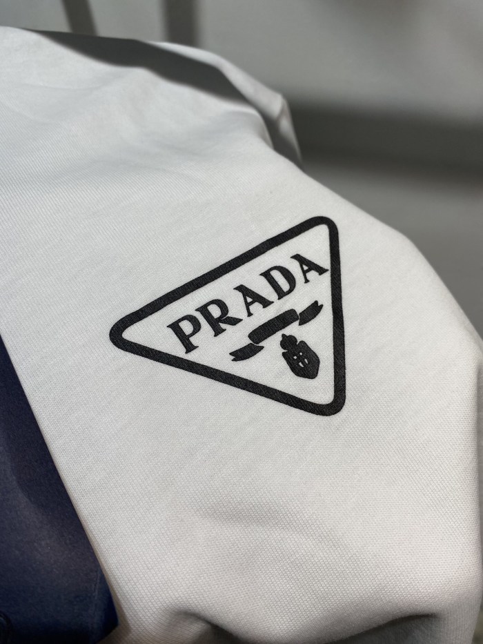 入手困難 プラダ 偽物通販  定番三角標字子小標印象半袖Tシャツ2色