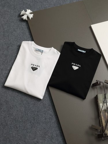 高品質  プラダ スーパーコピー 25 ssの新しい胸元のメタル三角標プリントの半袖Tシャツ