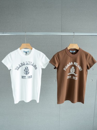 【話題商品！】プラダ 偽物通販 レディースロゴプリントTシャツ半袖2色