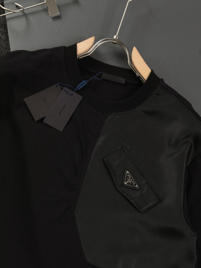 ★超人気 プラダ n級品 25 ssの新しい胸元のメタル三角標プリントの半袖Tシャツ