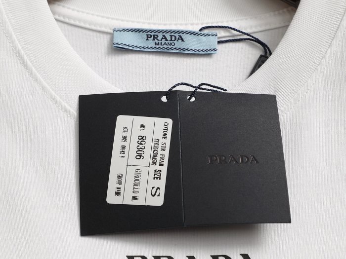 高品質  プラダ スーパーコピー 25 ssの新しい胸元のメタル三角標プリントの半袖Tシャツ