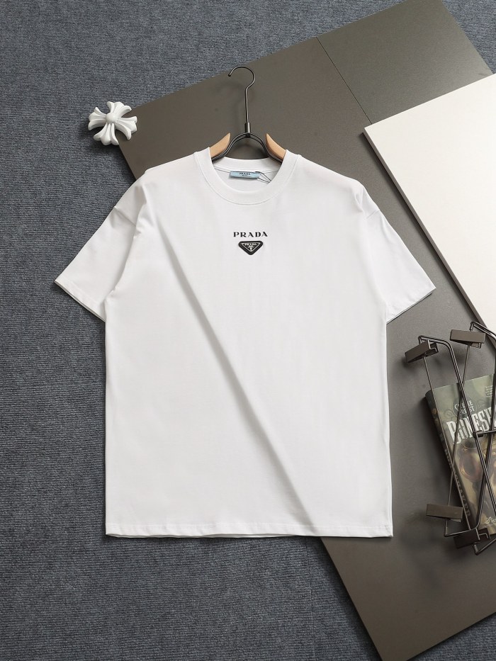 高品質  プラダ スーパーコピー 25 ssの新しい胸元のメタル三角標プリントの半袖Tシャツ