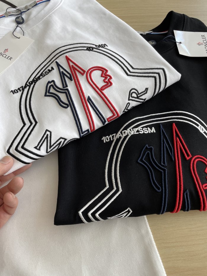 ★超人気 モンクレール n級品 二色赤青白黒混色立体大ロゴ刺繍ロゴカップル半袖Tシャツ