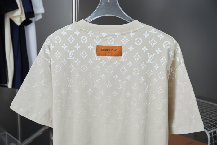 一目惚れ♪  ルイヴィトン スーパーコピー 老花グラデーション半袖Tシャツ