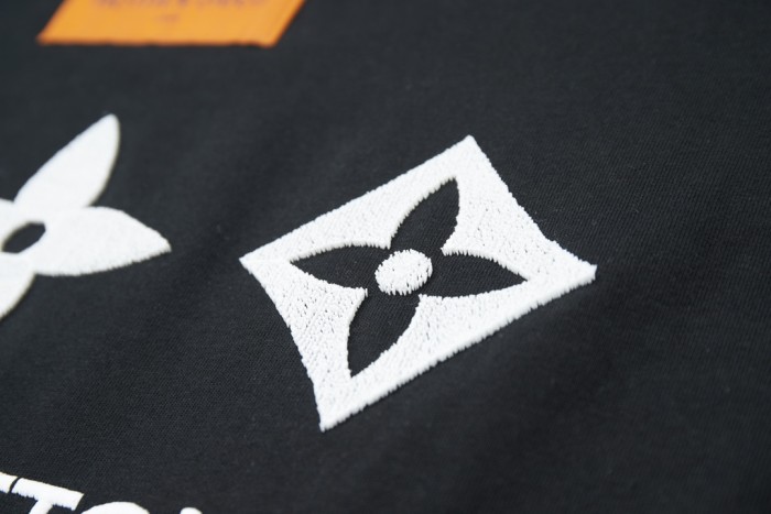 ★超人気  ルイヴィトン 偽物通販   25 SSブラシ刺繍LVアルファベット半袖