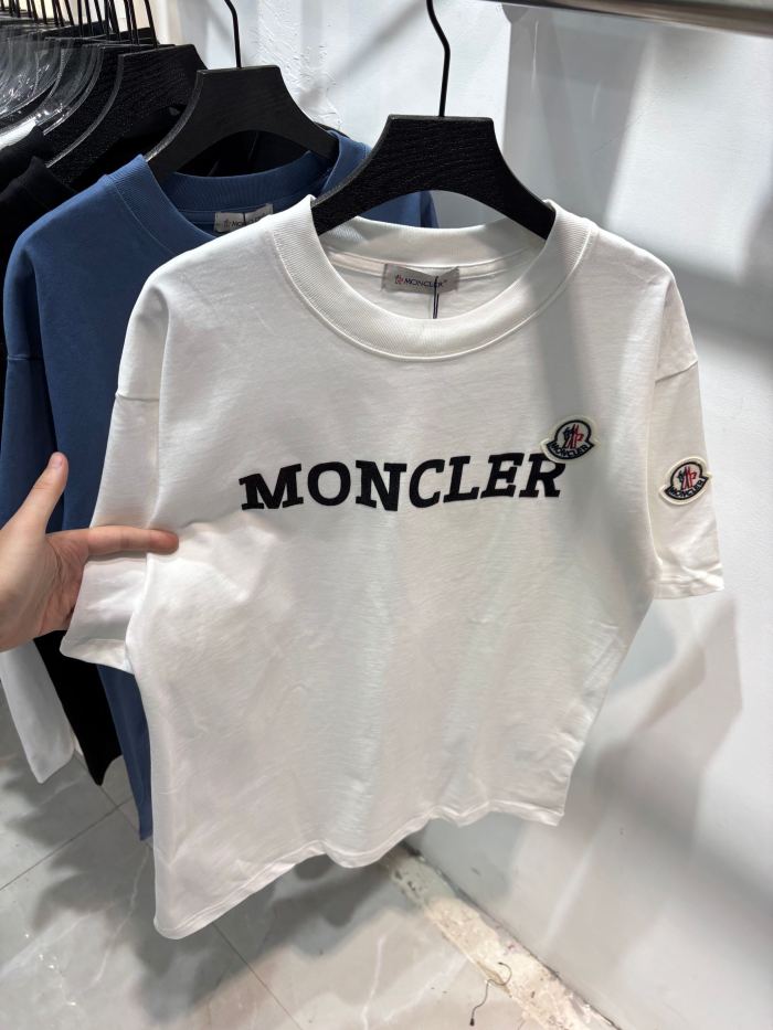 追跡付 モンクレール スーパーコピー 植毛アルファベットロゴ刺繍胸元クラシックロゴ半袖Tシャツ2色