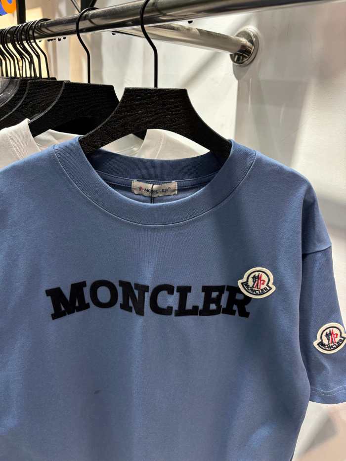 追跡付 モンクレール スーパーコピー 植毛アルファベットロゴ刺繍胸元クラシックロゴ半袖Tシャツ2色